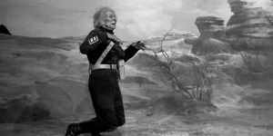 Sara Kingdom collapses as she rapidly ages